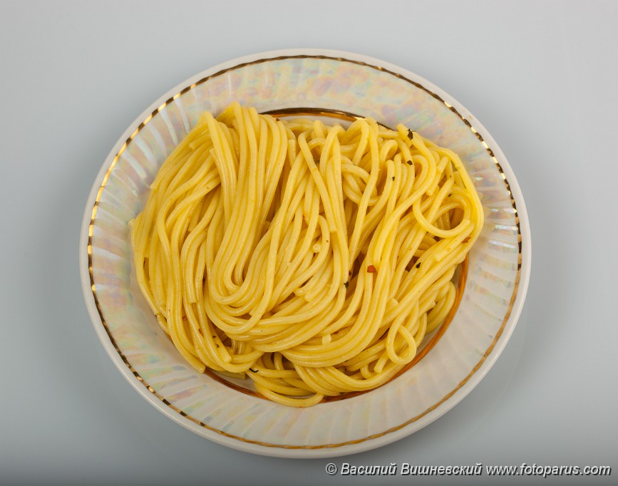 2010_0201Food1617-2.jpg - Yellow spaghettis with a saffron in a plate with nacreous outflow.
