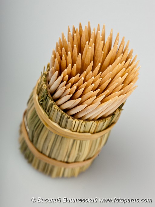 2010_0201Toothpick1637.jpg - Wooden toothpicks in a wattled glass.