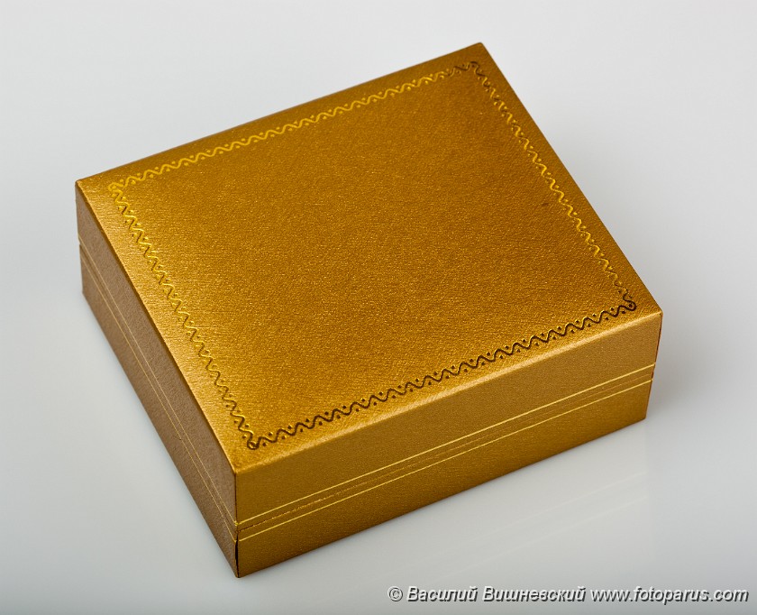 2010_0201Box1638-2.jpg - Gift box of golden colour - the top view.