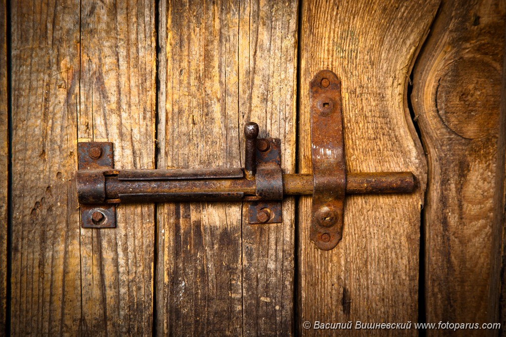 2010_0704latch0829.jpg - Дверь закрытая на щеколду. Door closed on a latch.